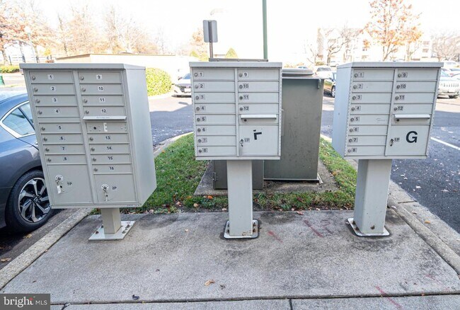 Building Photo - 8911 Town Center Cir