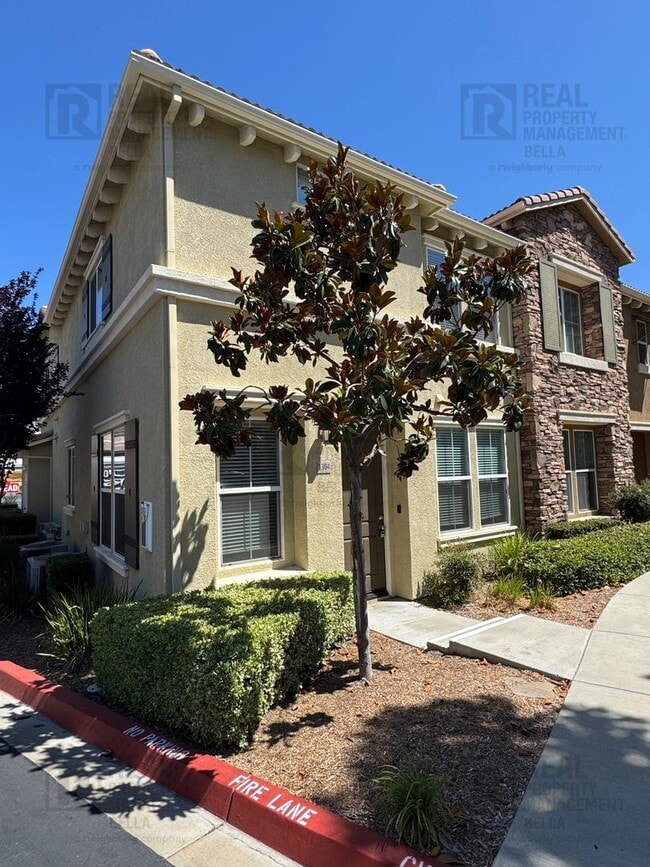 Building Photo - Resort-Style Living Awaits in This Spacious Canyon Hills 3-Bedroom Condo