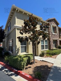 Building Photo - Resort-Style Living Awaits in This Spacious Canyon Hills 3-Bedroom Condo