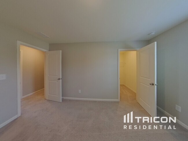 Building Photo - 100 Hyde Pk