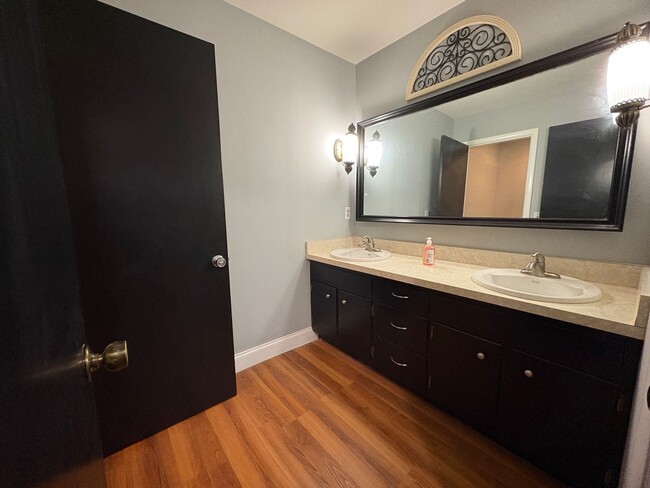 Building Photo - 4 Bedroom Single Family Home Available in ...
