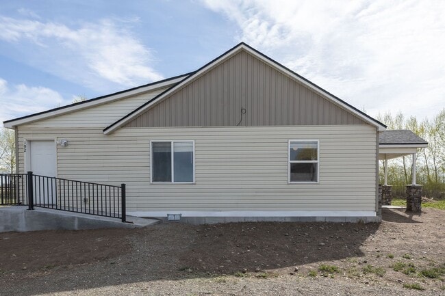 Building Photo - County living - 2 Bed with office space located close to Salem Area - MORE PICS AND VIDEO TO COME