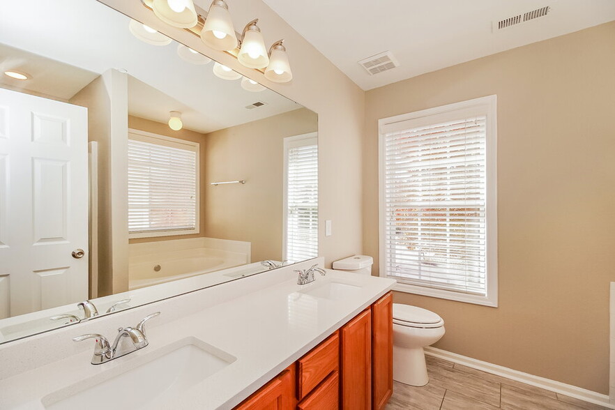 Building Photo - 4005 Planters Watch Dr