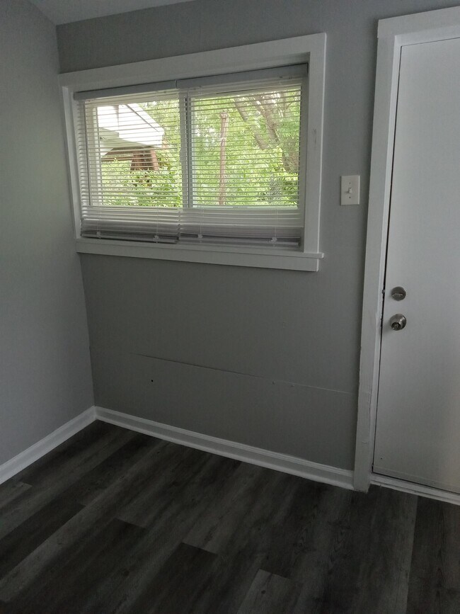 Building Photo - 211 E 13th St