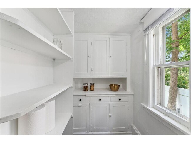 Building Photo - Beautiful 5 Bedroom 3 Bathroom House in MacGroveland