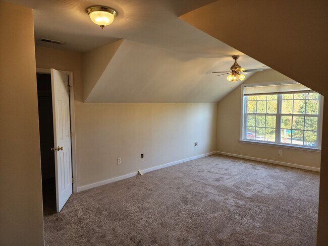 Building Photo - Beautiful 5 Bedroom Home in Watermill Subdivision!