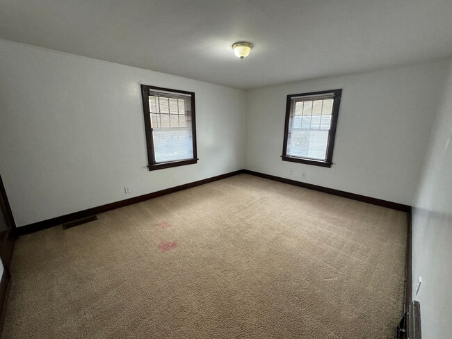 Building Photo - Rock Island Townhome Ready for Rent Now!