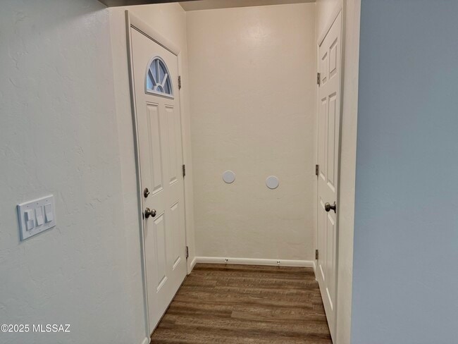 Building Photo - 3323 E Blacklidge Dr