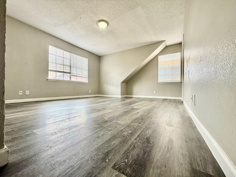 Building Photo - 3822 Englewood Cir