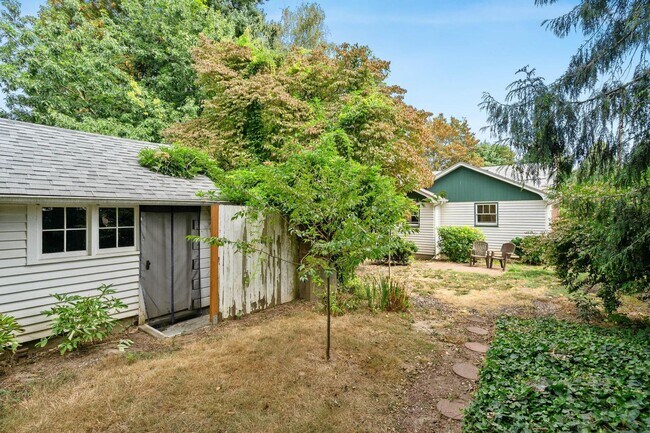 Building Photo - Amazing vintage 2-bdrm/2-bath Cully home—Giant garden, detached art studio, great location