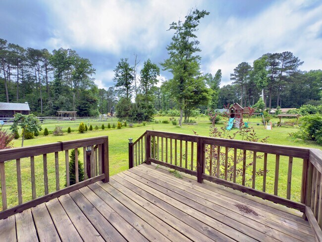 Building Photo - Newer Home