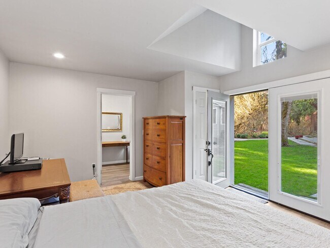 Building Photo - 4207 SE Aldercrest Rd