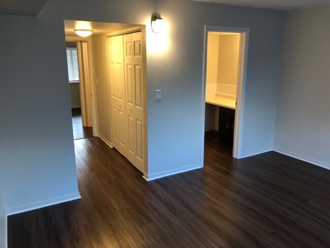 Building Photo - 103 N Milwaukee Ave