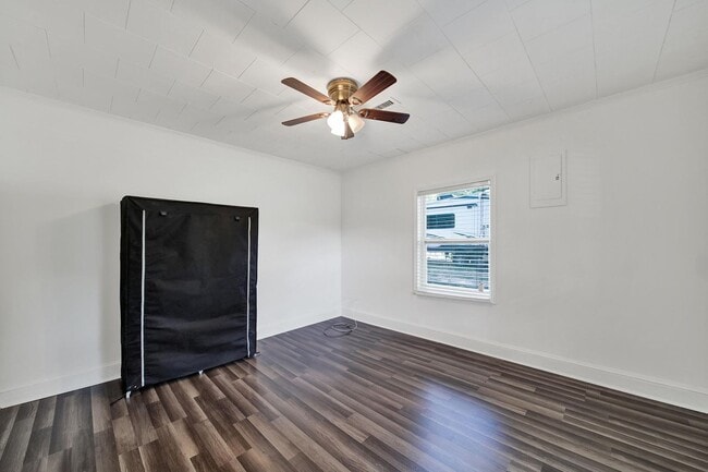 Building Photo - Wonderful Three Bed Two Bath Home in Stanf...