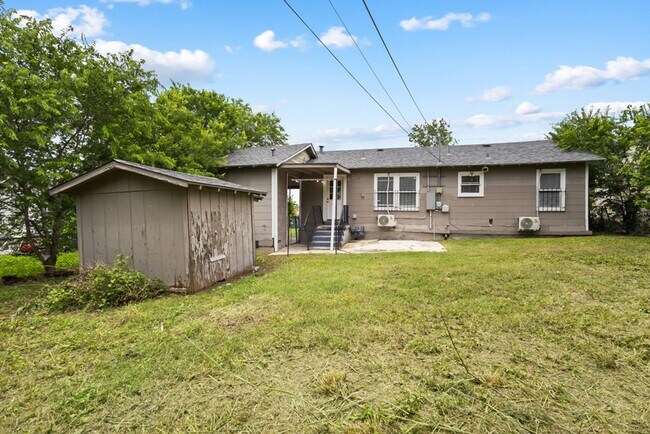 Building Photo - Updated Home • Huge Backyard • Minutes to Brooks City Base & Downtown San Antonio