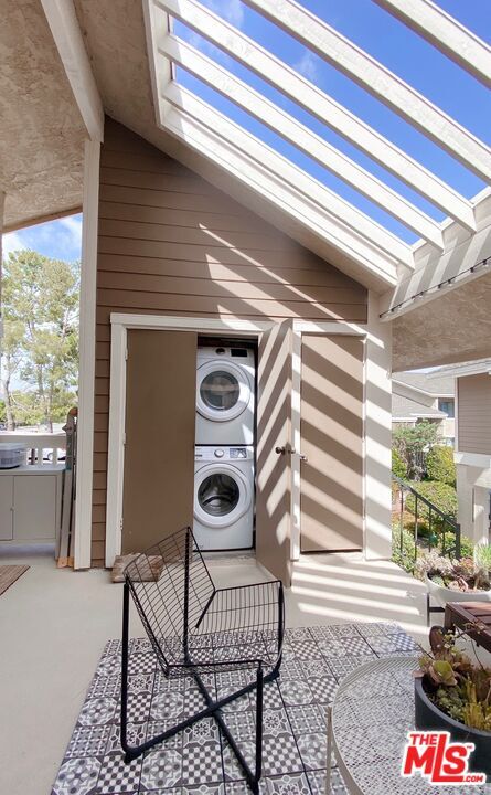 Building Photo - 111 Lakepines