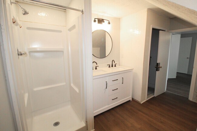 Building Photo - Larger Renovated 2 Bed / 1 Bath Apartment ...
