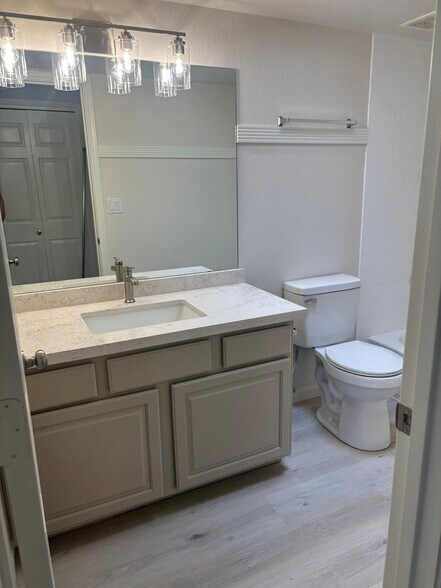 Building Photo - 5624 E Kelton Ln