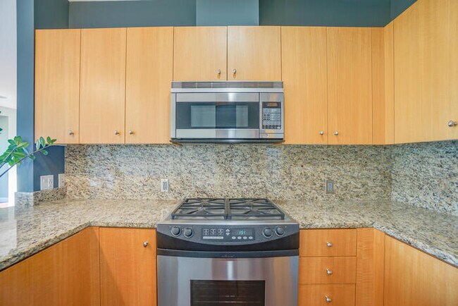 Building Photo - BEAUTIFUL TWO BEDROOM CONDO DOWNTOWN VANCOUVER