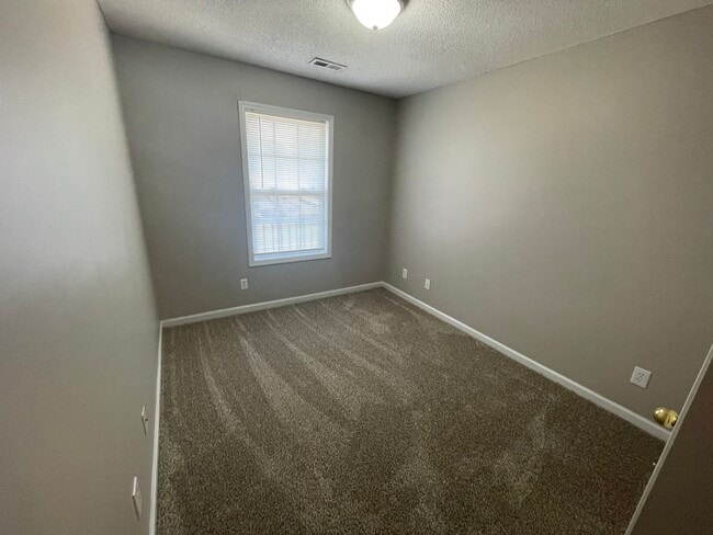 Building Photo - 3 Bedroom 2 Bath Home For Rent Near 101st!