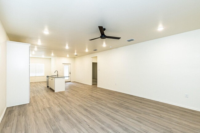 Building Photo - 5549 Lehigh St