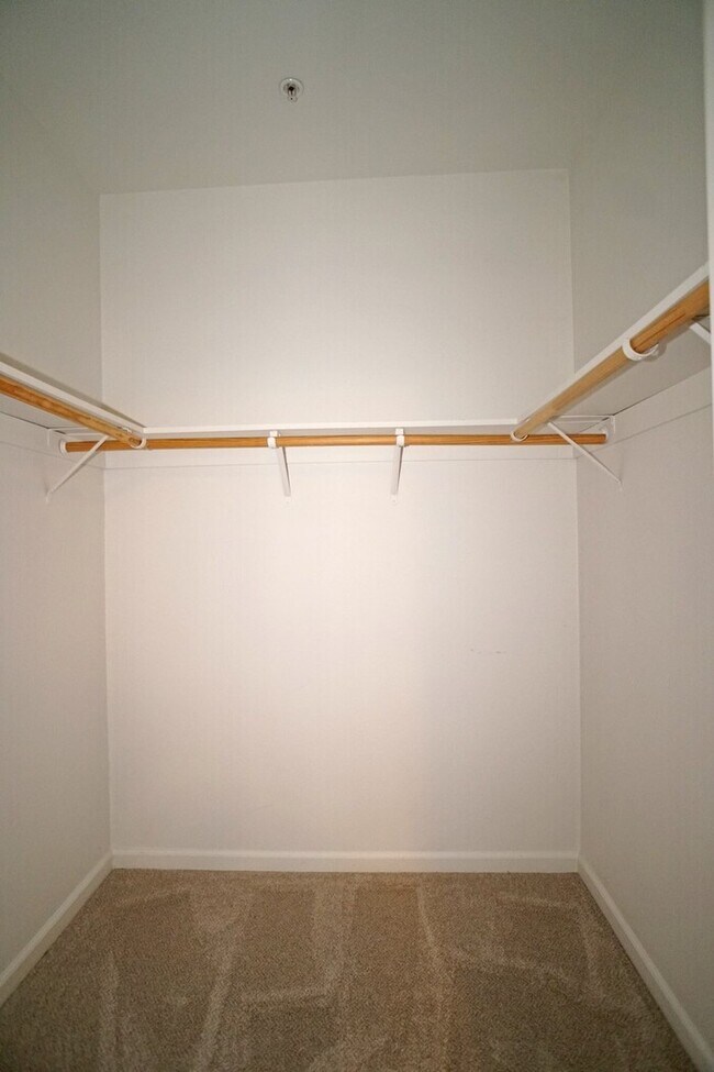 Building Photo - 3 bedroom, 2 bathroom condo with great flo...