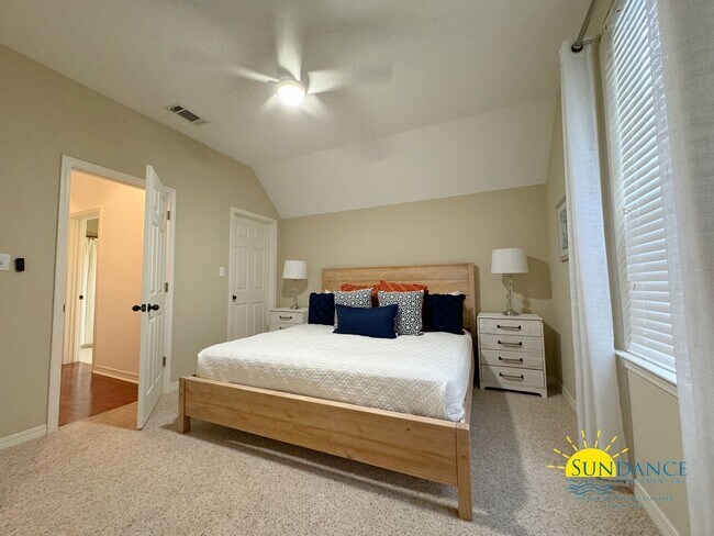 Building Photo - Exceptional Opportunity: Main Home plus Ga...