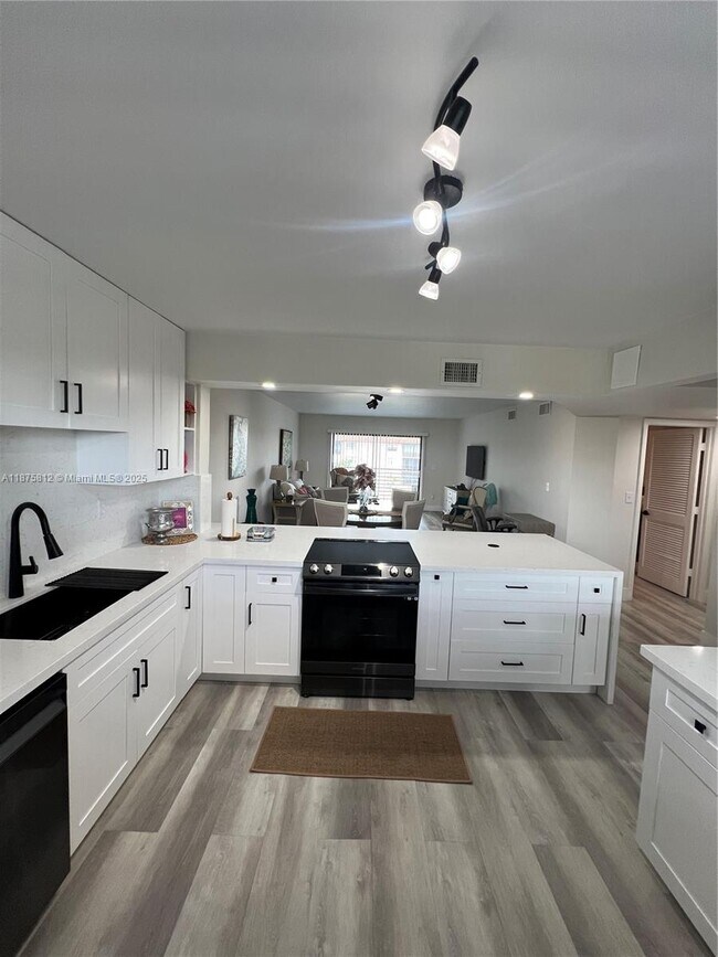 Building Photo - 4950 E Sabal Palm Blvd