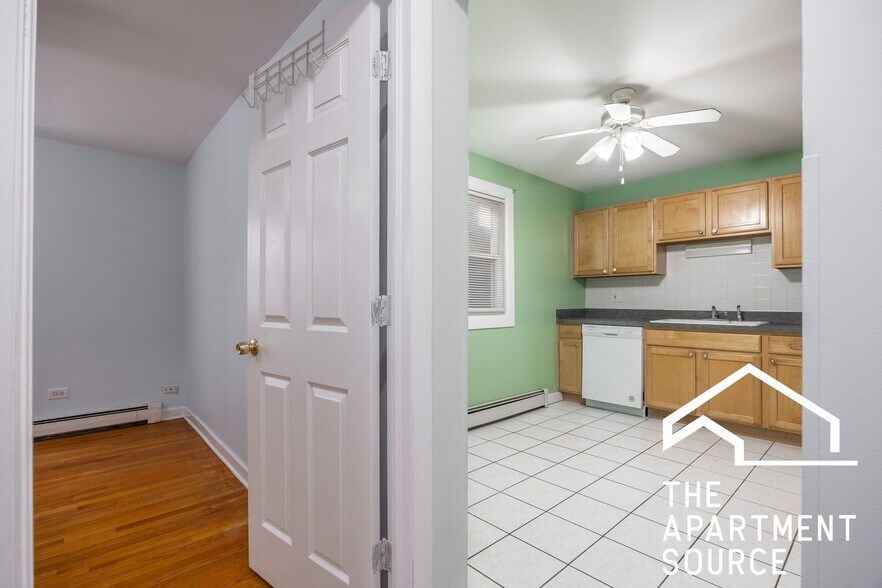 Building Photo - 1643 W Sherwin Ave