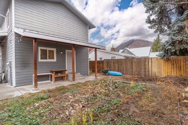 Building Photo - 3 Bedroom, 2 Bathroom Home with Full Finis...