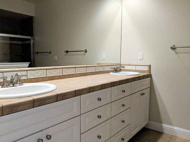 Building Photo - 1043 Diamante Robles Ct