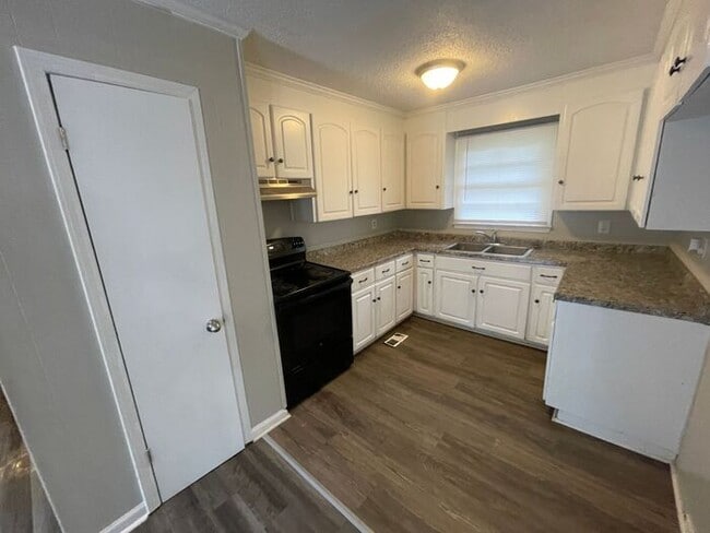 Building Photo - 1306 Northwoods Dr