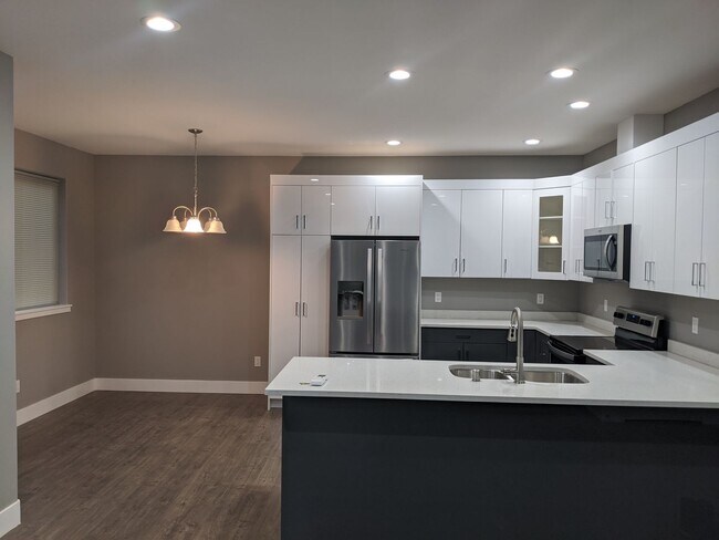 Building Photo - 7655 Parkland Dr