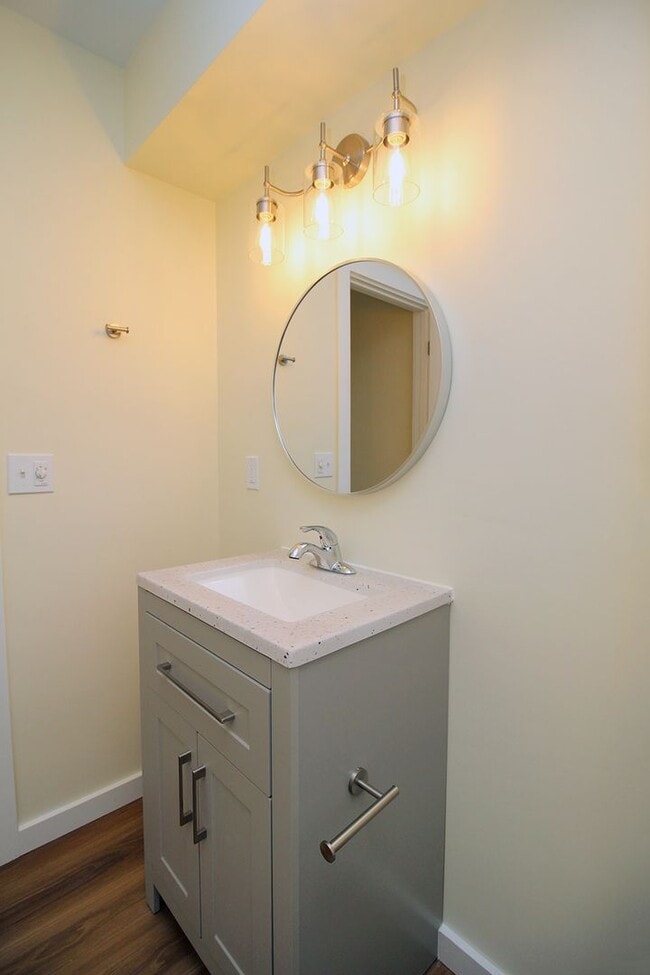 Building Photo - 1865-1865 SE Oak St