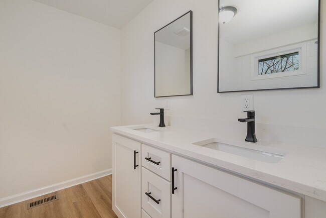 Building Photo - 122 Brookside Dr