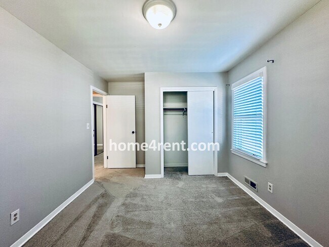 Building Photo - Attractive Overland Park Home w/ Wood Floo...