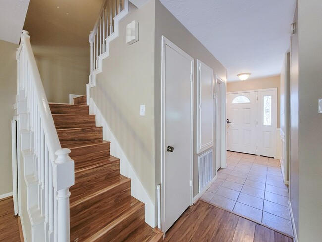 Building Photo - Quite neighborhood town home with gate, ne...