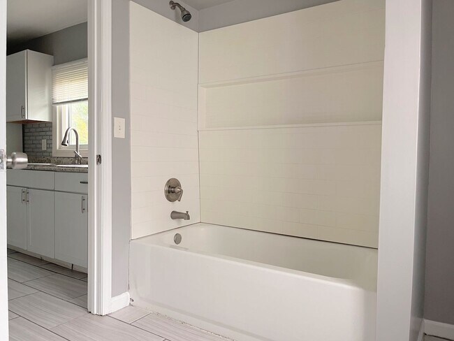 Building Photo - 1025 West Ave