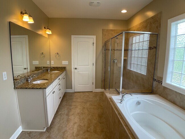 Building Photo - Absolutely Gorgeous and Spacious in Renais...