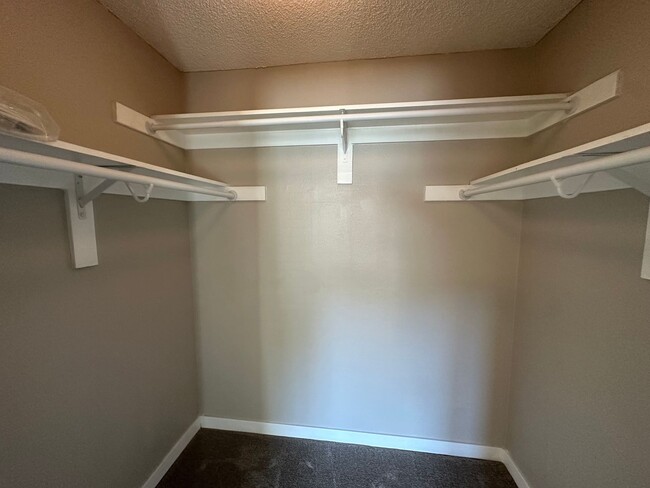 Building Photo - Newly Renovated 1 Bed / 1 Bath Condo for R...