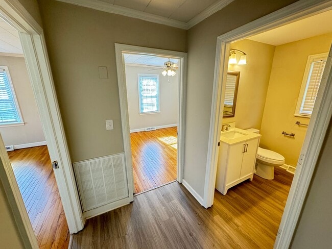 Building Photo - 2Bd/1Ba Fully Renovated 2024 House with Fe...