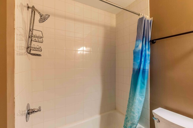 Building Photo - Updated 2 Bedroom 1.5 Bath in Goshen Valley!