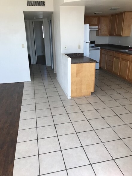 Building Photo - 2070 Sahara Dr