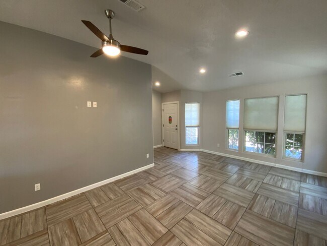 Building Photo - 3 Bedroom Single Story home Near Paseo Del...