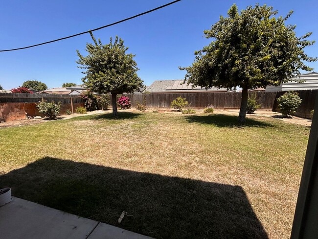 Building Photo - Great home for rent in Visalia