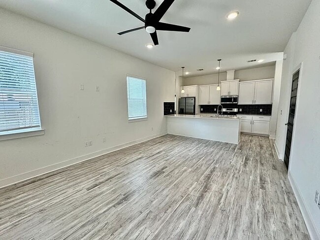 Building Photo - Modern Farmhouse montopolis