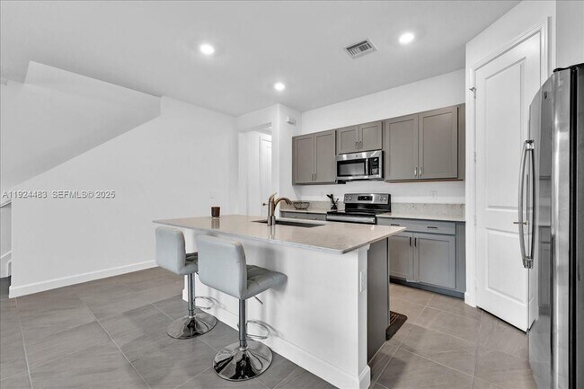 Building Photo - 1004 Willow Pl