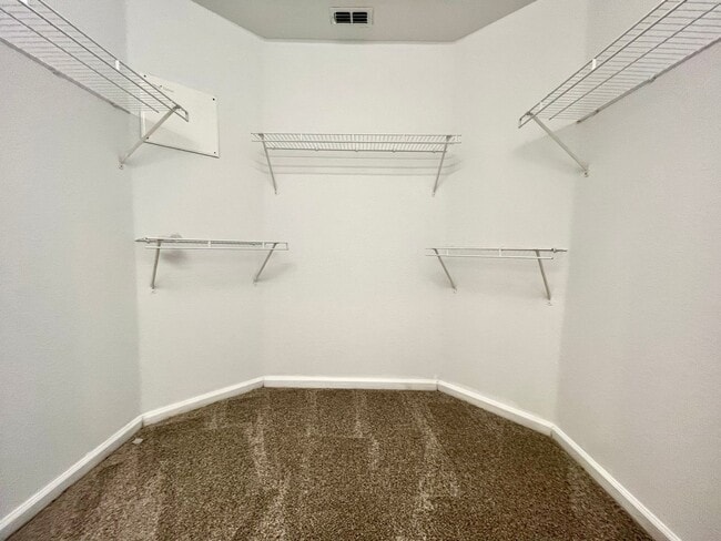 Building Photo - 3 Bedroom, 2.5 Bathroom 2-Story Townhouse in Gated Community - Kissimmee