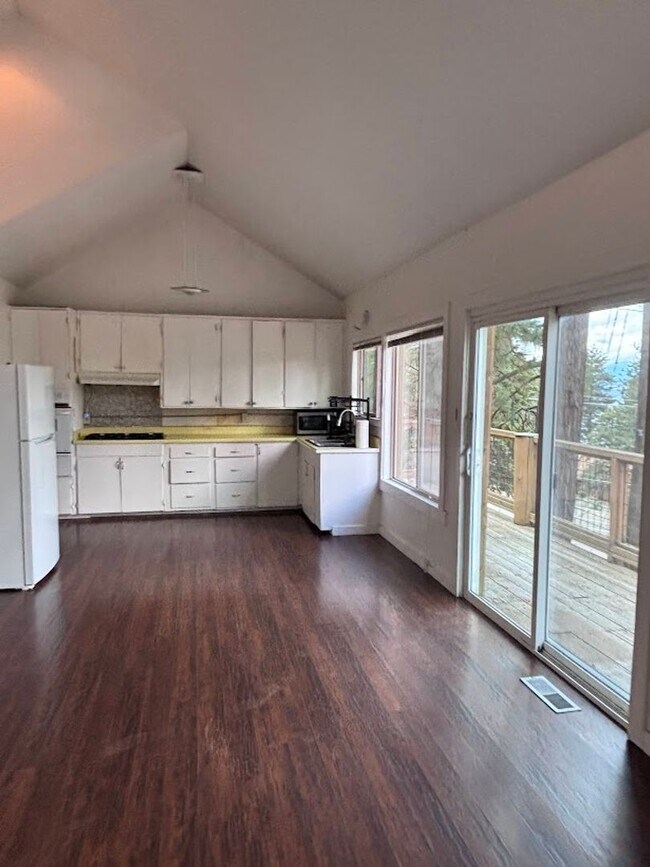 Building Photo - 405 - BEAVER DUPLEX