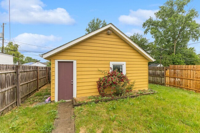Building Photo - Charming 3-Bed Dutch Colonial with Modern Updates & Massive Yard – Minutes from German Village!